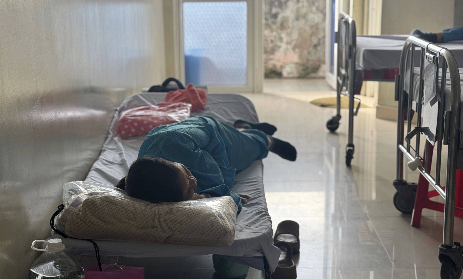 Quá tải tại bệnh viện ung bướu lớn nhất miền Trung: Bệnh nhân phải nằm giường xếp, hành lang cũng thành “phòng bệnh”